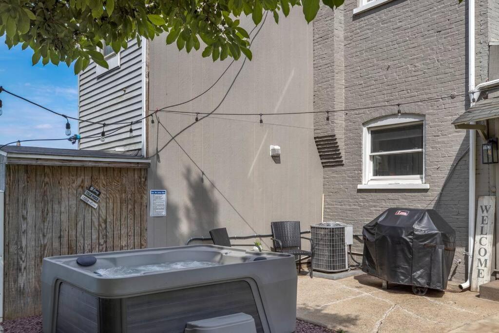 Rare City Home W/ Backyard Fire-Pit & Hottub Lancaster Zewnętrze zdjęcie