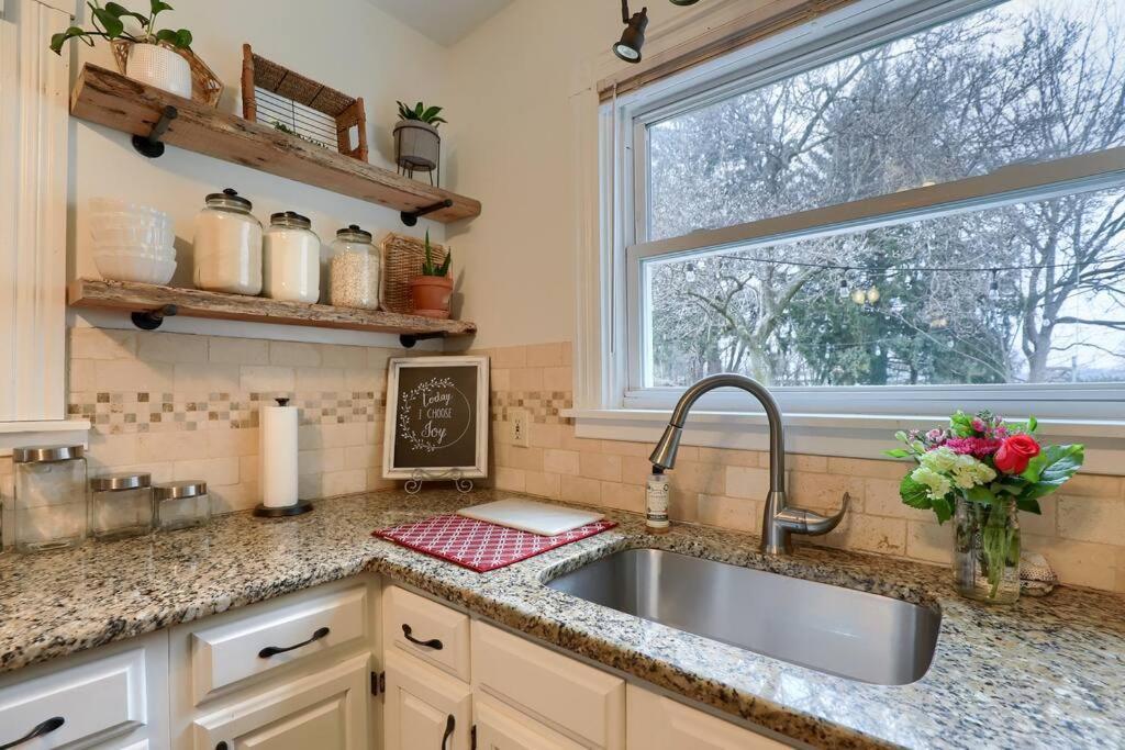 Rare City Home W/ Backyard Fire-Pit & Hottub Lancaster Zewnętrze zdjęcie