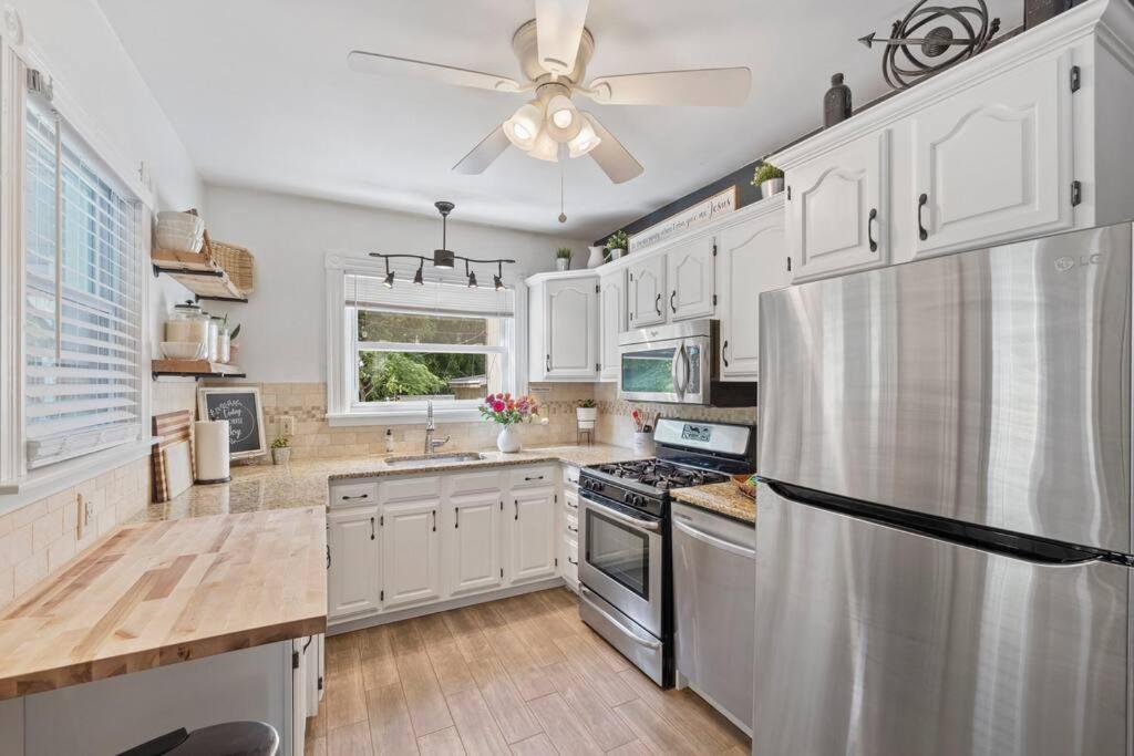 Rare City Home W/ Backyard Fire-Pit & Hottub Lancaster Zewnętrze zdjęcie