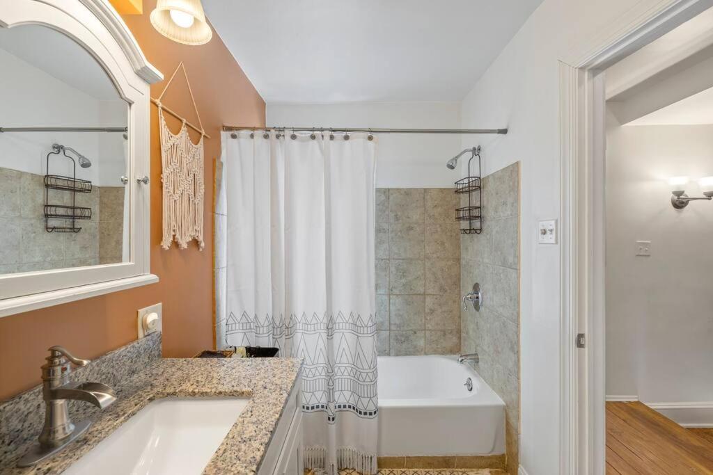 Rare City Home W/ Backyard Fire-Pit & Hottub Lancaster Zewnętrze zdjęcie