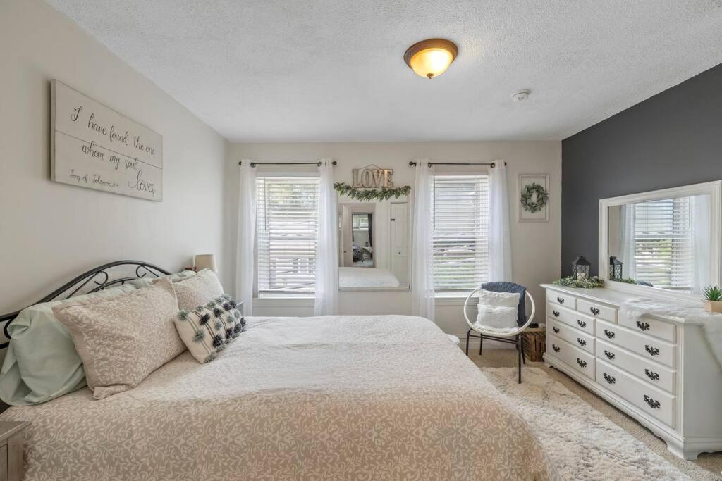 Rare City Home W/ Backyard Fire-Pit & Hottub Lancaster Zewnętrze zdjęcie