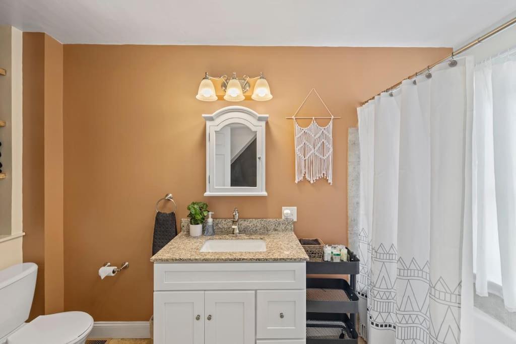 Rare City Home W/ Backyard Fire-Pit & Hottub Lancaster Zewnętrze zdjęcie
